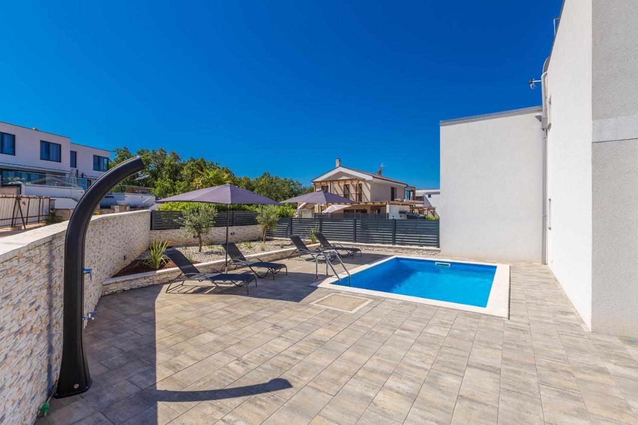 Holiday House Sunlight With Heated Pool Малинска Экстерьер фото